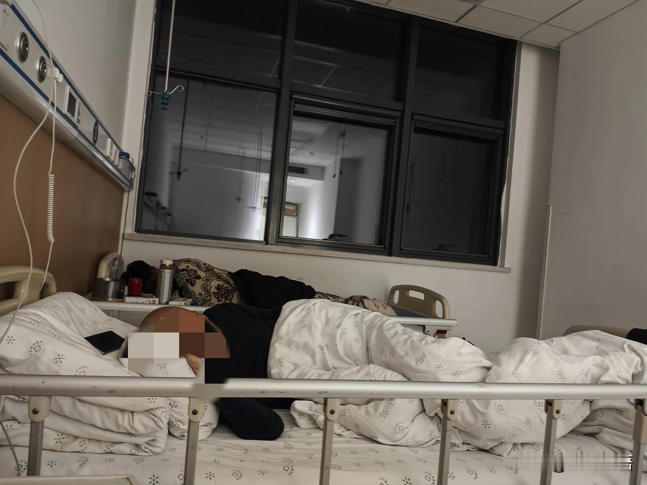 这就是当爸的和当妈的区别。如果，这是母子俩，儿子身上的小毯子早就变成棉被了。