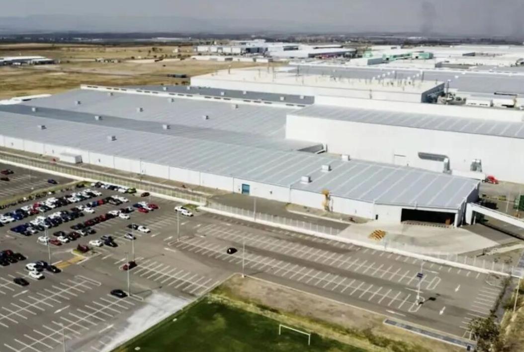 据新浪财经报道，比亚迪与吉利汽车已进入日产-奔驰墨西哥工厂的最终竞购名单。这座位