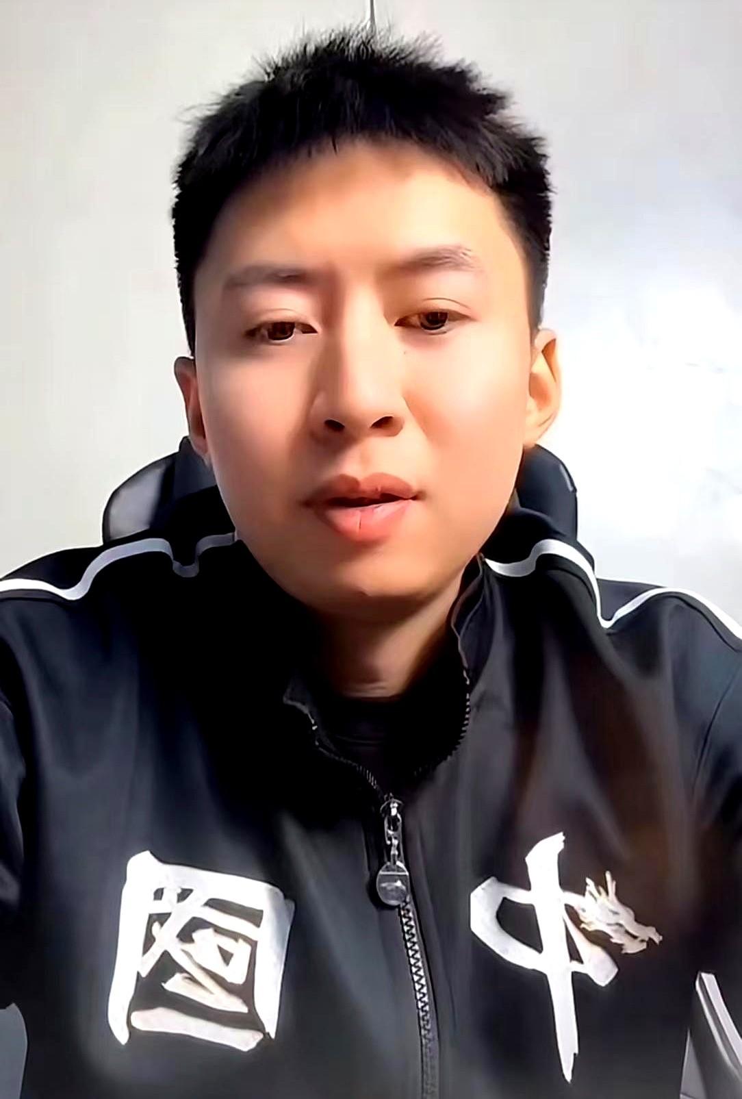 方博直播坦白：我太被动，追不到人。直播间里有人调侃他追“大迪”，方博直接给整