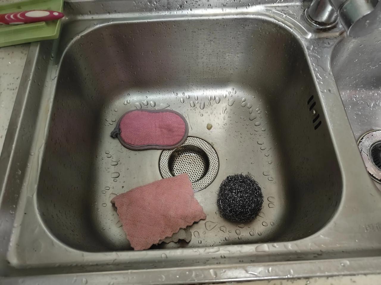 元凶找到了！楼下小媳妇常年拉肚子，前几天跟我说，大爷，你说说我这肚子，你给我送两