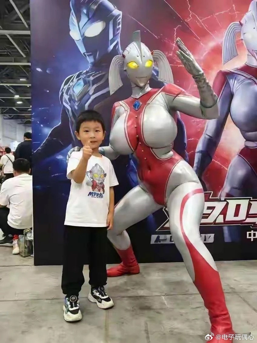 第一次看到奥特曼也有男女之分，第一次看到，小孩子不懂，只认衣服不认人。