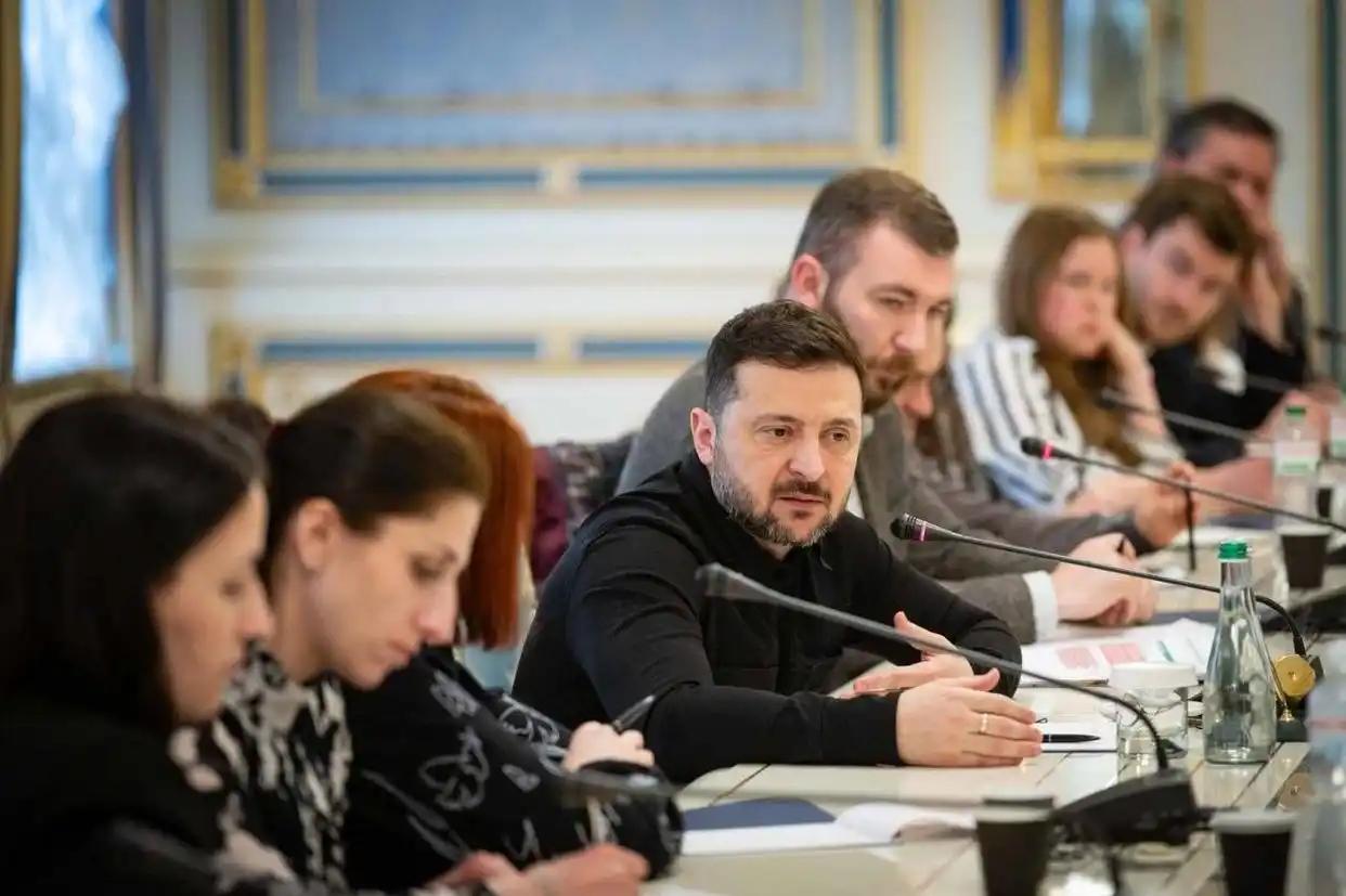 4月3日泽连斯基公开表态，做了一个让人意外的决定，主动申请复活节停火，还把提议正