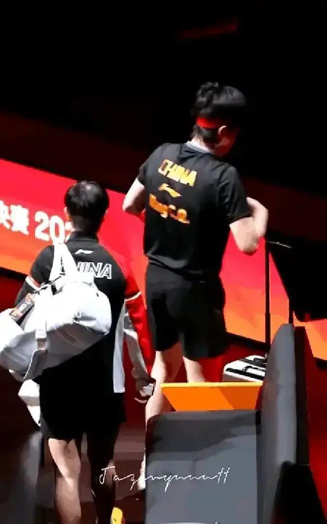 今天刷到个赛后花絮，心里有点触动。混双刚打完，孙颖莎得马上走，后面还有单打