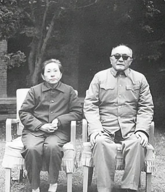 1952年，黄克诚的岳父贩卖鸦片，被判死刑，行刑前，黄克诚找到了负责此案的干部，