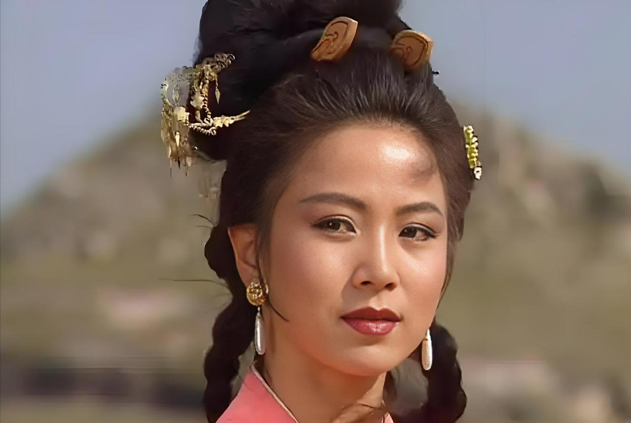 209年，48岁的刘备迎娶17岁的孙尚香。洞房之夜，刘备推门而入，未见娇妻，只见