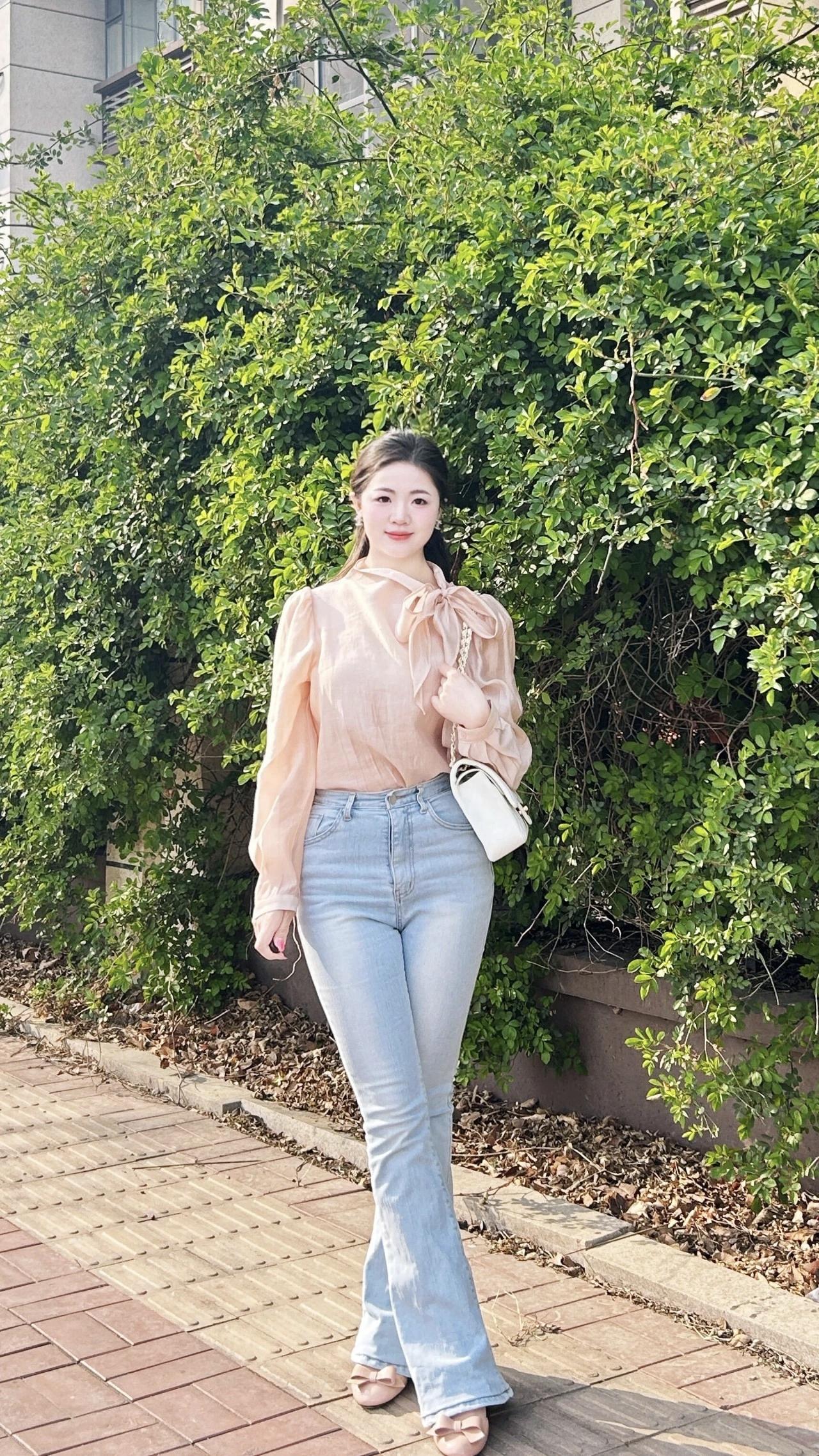 见过哪些令人心动的街拍照片?肤白貌美气质佳，还是最爱牛仔裤穿搭风格美女街拍照甜