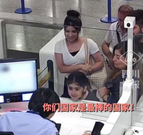破防了！外国一家来中国旅游，当准备离开中国时，小女孩竟然偷偷找到海关人员，神秘兮