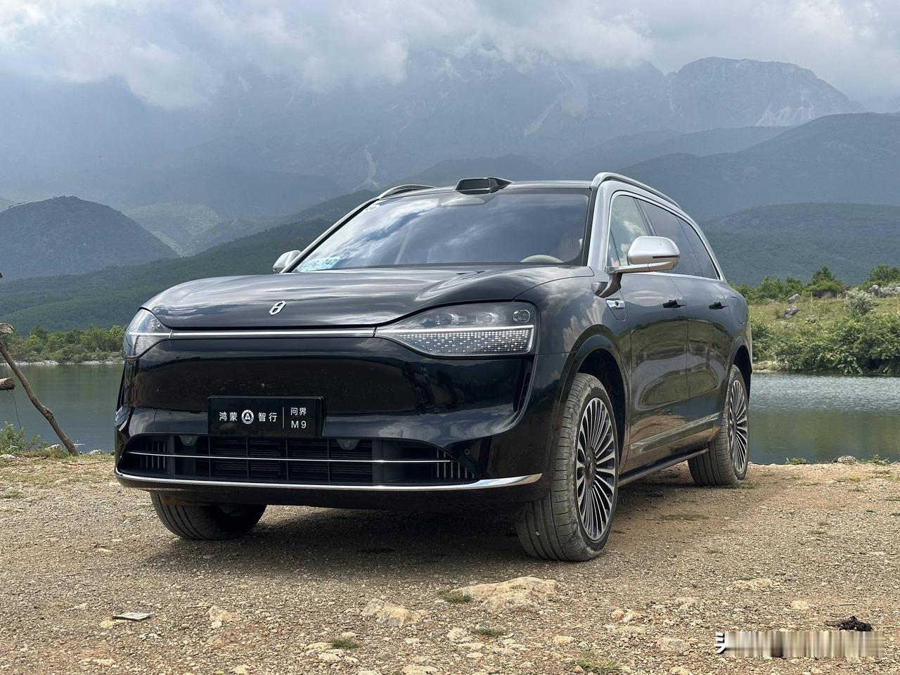 别人都在晒年夜饭、抢红包，我却在屏幕前盯着问界M9看了一整晚，我妈说我魔怔了，其