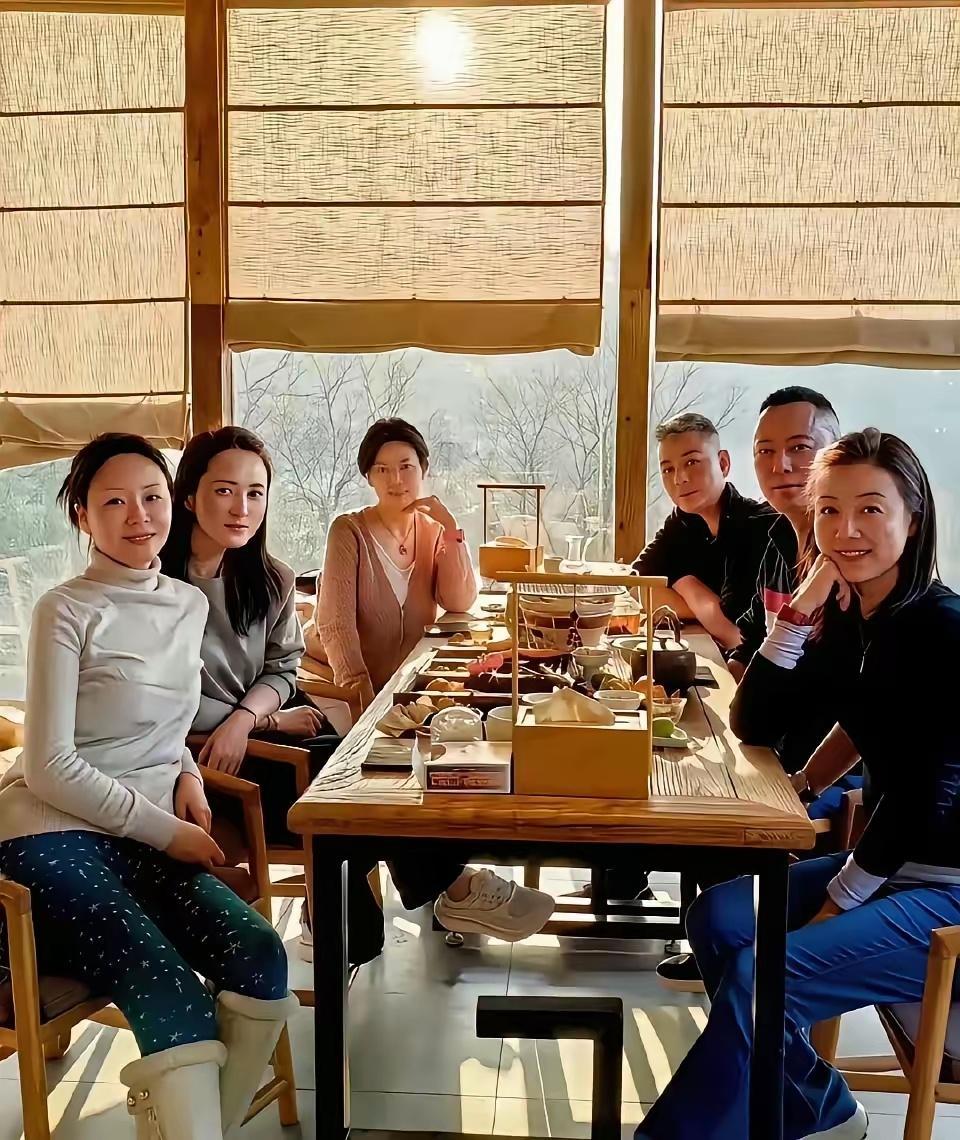 重庆果然出美女！蒋勤勤和老同学聚会，这颜值只能算是一般。当初被琼瑶赞誉的“琼女郎