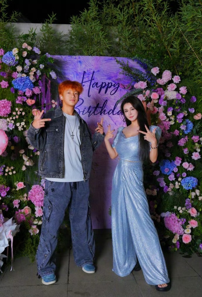 冉莹颖儿子橙发冉莹颖41岁庆生照好惊艳，状态哪里像三娃妈妈！不过更抢眼的是邹明
