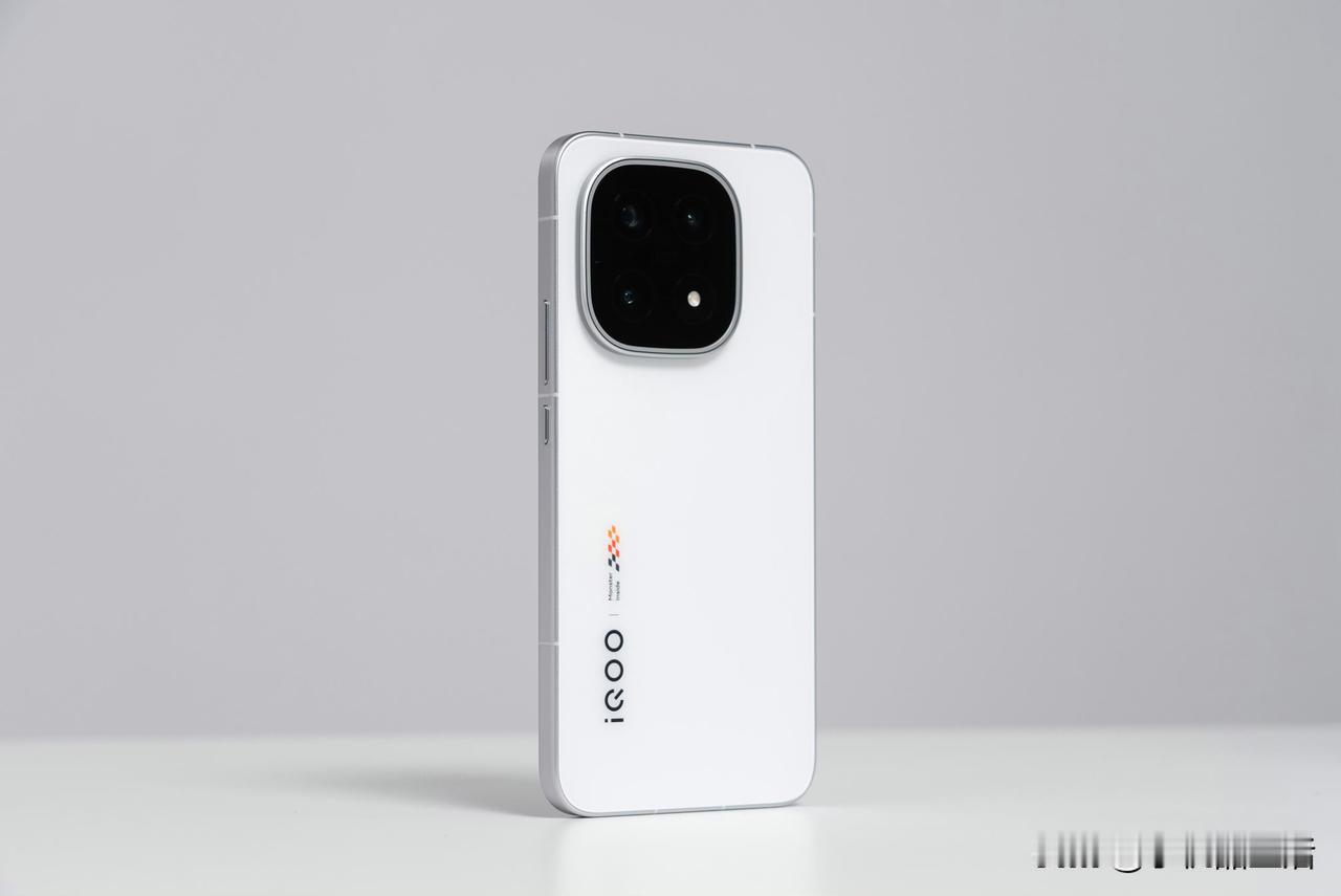 近日，有数码博主爆料称iQOO15的屏幕>vivoX200Ultra>vi
