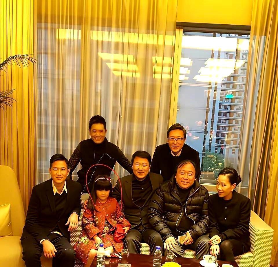 周润发都得靠边站，真正的大佬，你一个都不认识。饭局上，影帝周润发、鬼才导演