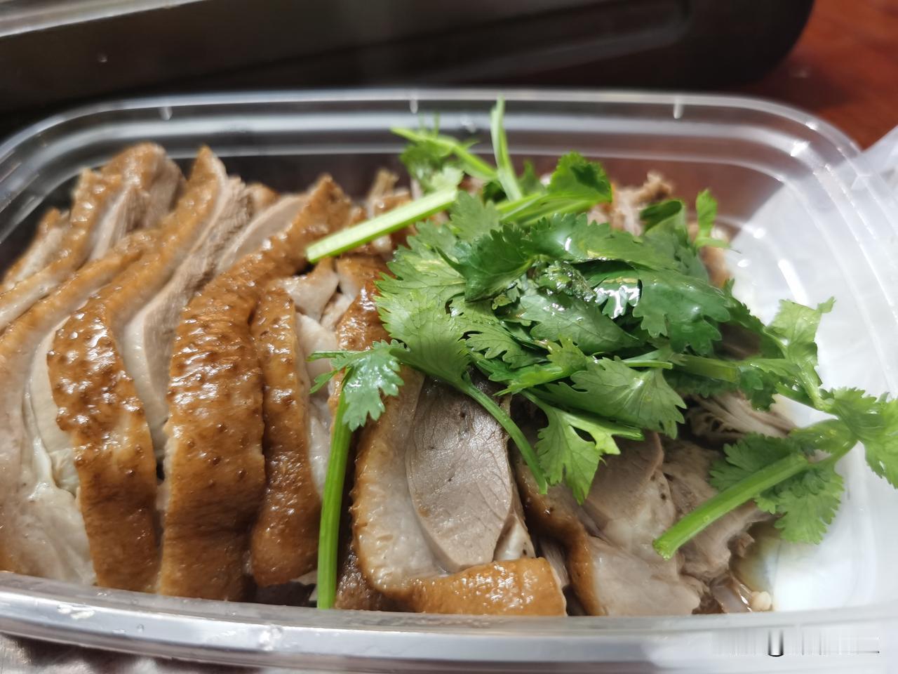 礼拜天，家里领导亲自下厨，整了两道潮汕风味！打开盒饭是卤得油亮入味的狮头鹅肉，皮