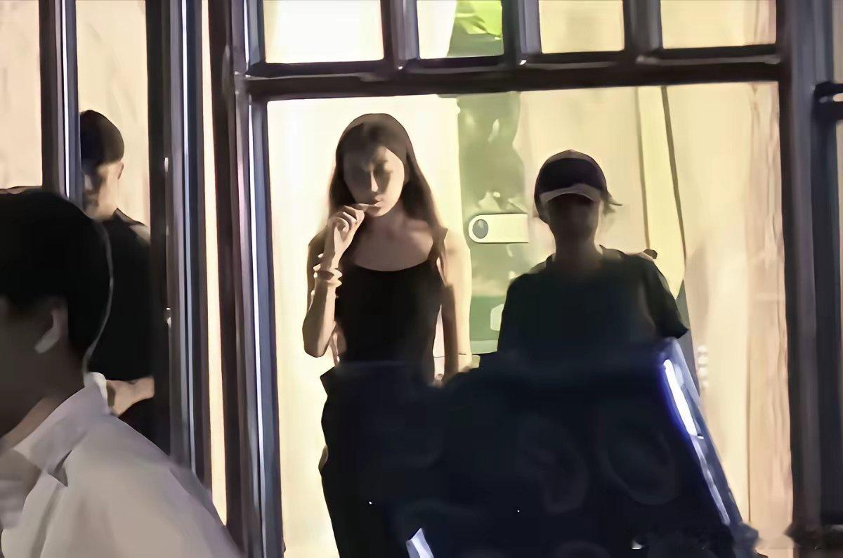 王菲母女三人都是老烟民，演唱会包厢里旁若无人的吞云吐雾……其实窦靖童抽烟可以理解，毕竟她的性格就有点