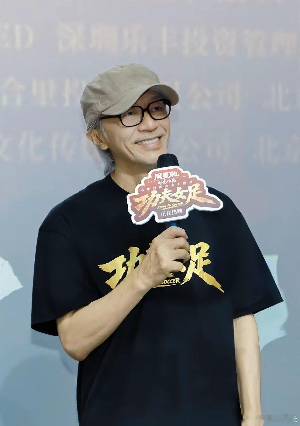 沈腾和周星驰其实没法放在一块比。两人走的是完全不同的喜剧赛道，硬要分高低，反而暴