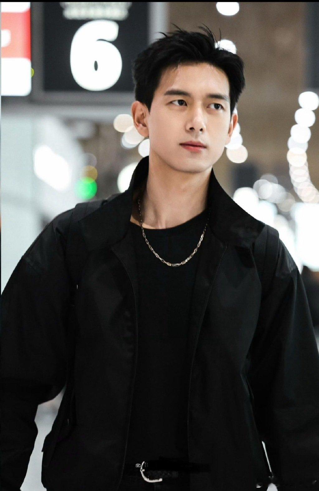 李现以后不穿一身黑了李现官宣告别全黑穿搭！之前靠黑装躲偶遇失败，现在要换什么风