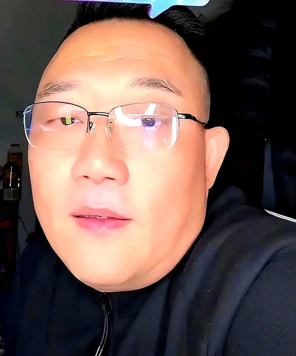 说错两个字，全网追着骂三天。十月二日北展，郑好把瑕不掩瑜念成瑕不掩玉，十五秒片