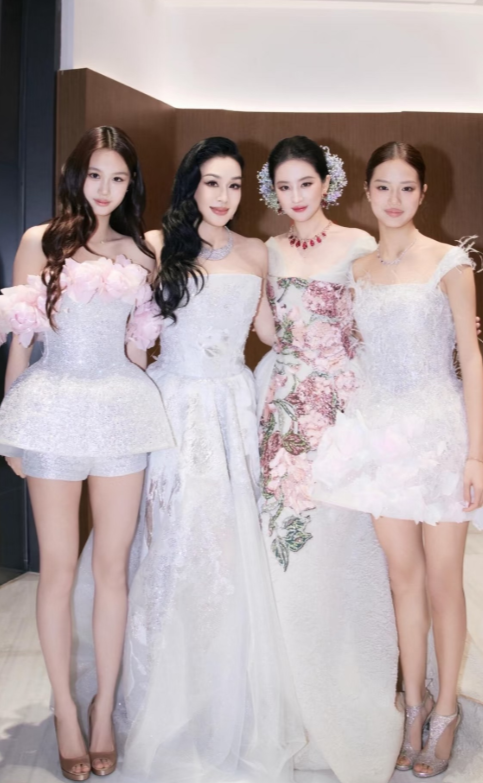 钟丽缇带着俩女儿跟刘亦菲合影！四个人美的都很很权威，每个年龄段都有她们那个阶段