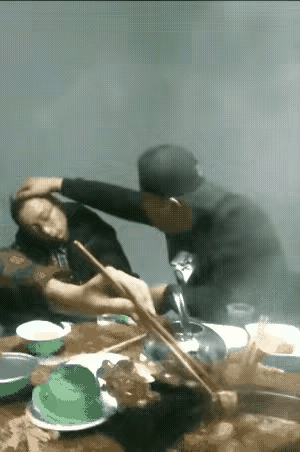 喝酒的意义是开心，而不是被人当猴子抓打。这种人品，就算山珍海味，一起喝酒也没意