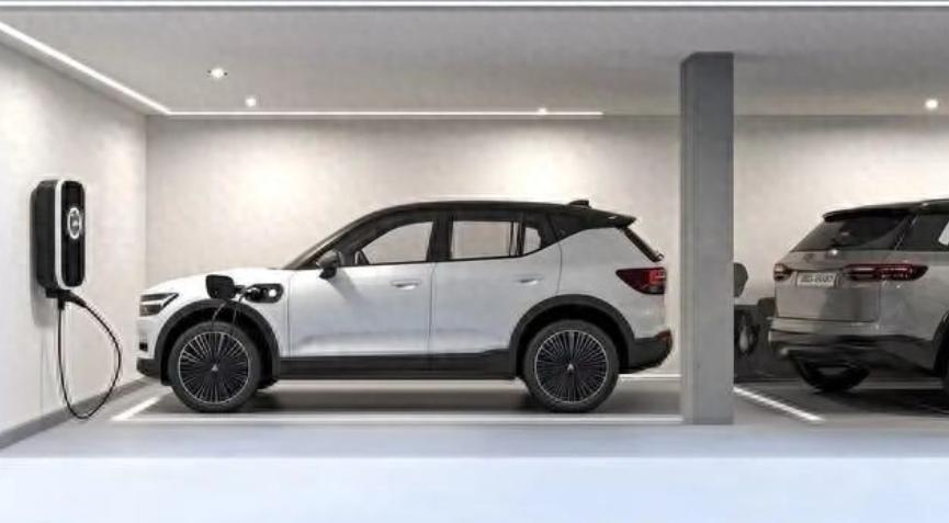 我哥们去年提了辆插混，当时那个高兴啊，跟我说“可油可电，啥也不怕”。结果上周一