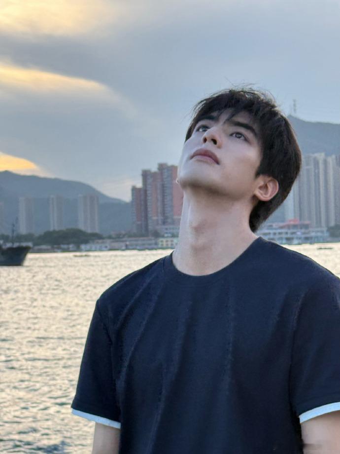 宋威龙喉结杀宋威龙在海边把性感藏进了喉结的起落里。简约T恤挡不住颈间的魅力，
