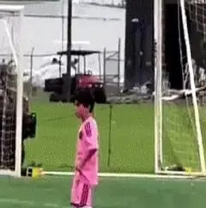 皇马青训营的电话第三次打来，梅西掐断了。他转身把11岁的蒂亚戈拽回后院，那