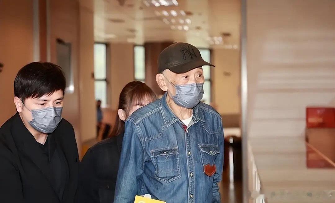 李家鼎参加前妻施明追悼会，状况频发，儿媳被禁入内花圈被丢一旁！