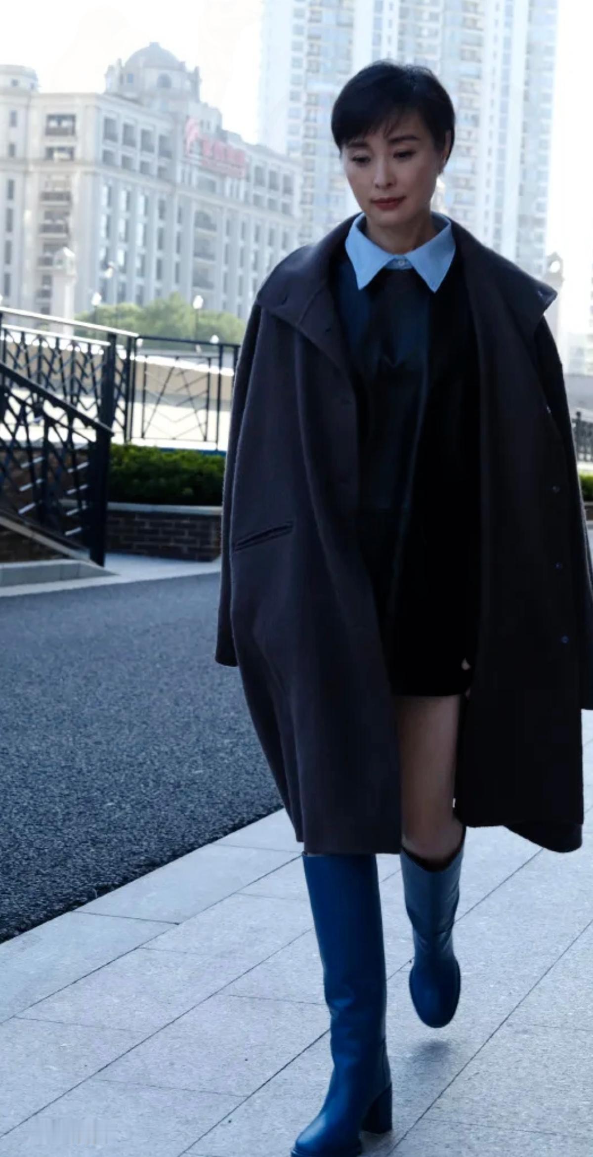 53岁吴越换发型也太绝了！新剪的零层次雾棕短发，不是那种烂大街的网红款，连发型