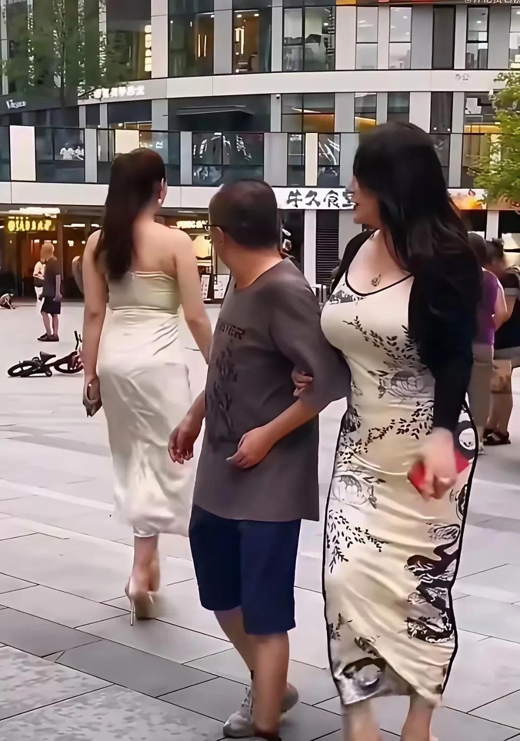 这个男人和释永信有一拼，看看下面的两张照片就明白了！男人爱美女，女人喜欢帅哥，