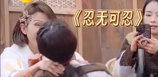 林心如一脸痛苦地说：“我现在眼睛老花了。”<br />情商很高的蔡少芬...