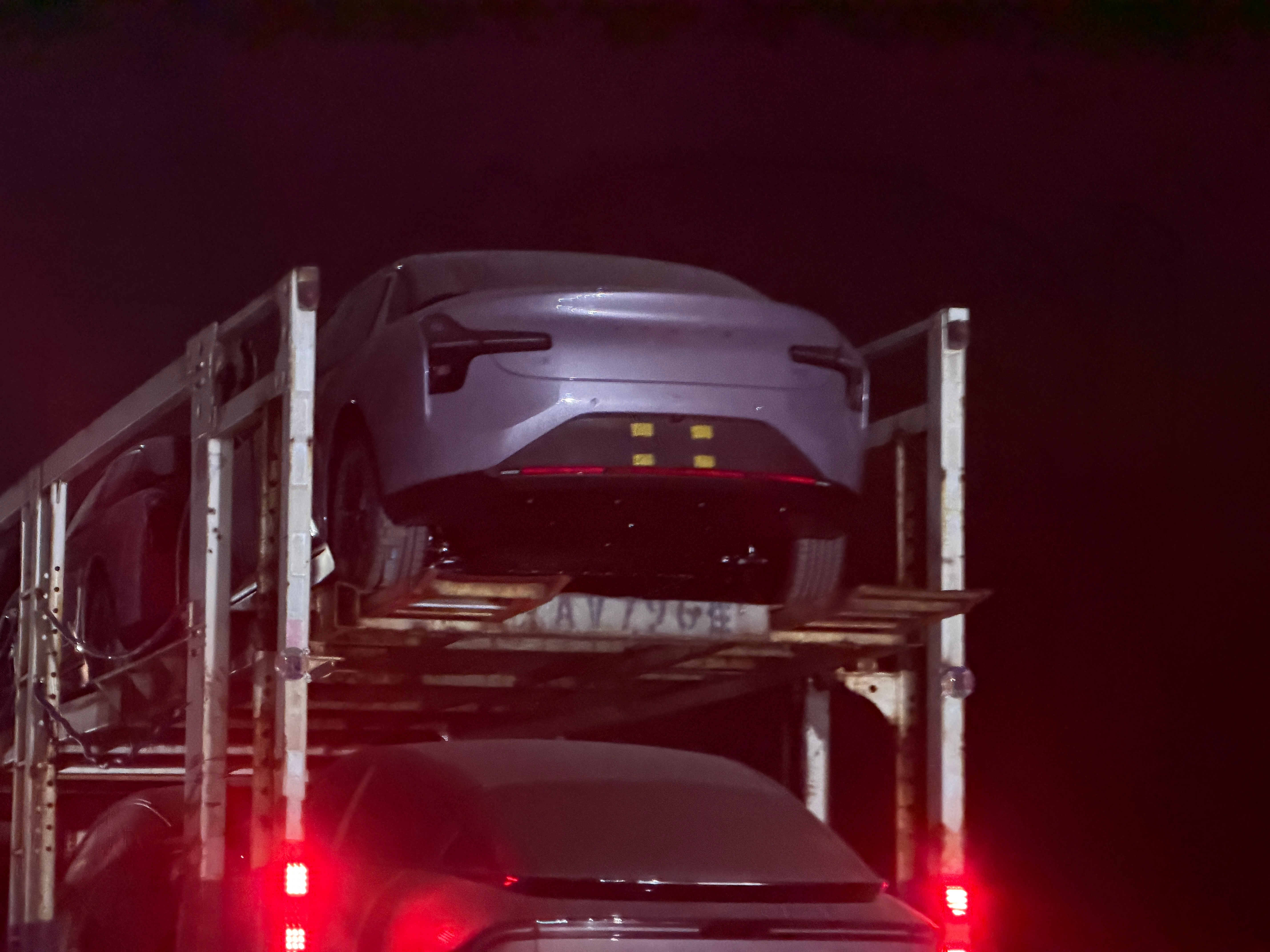 在高速上看到一车小鹏，可以春节开出去玩了！