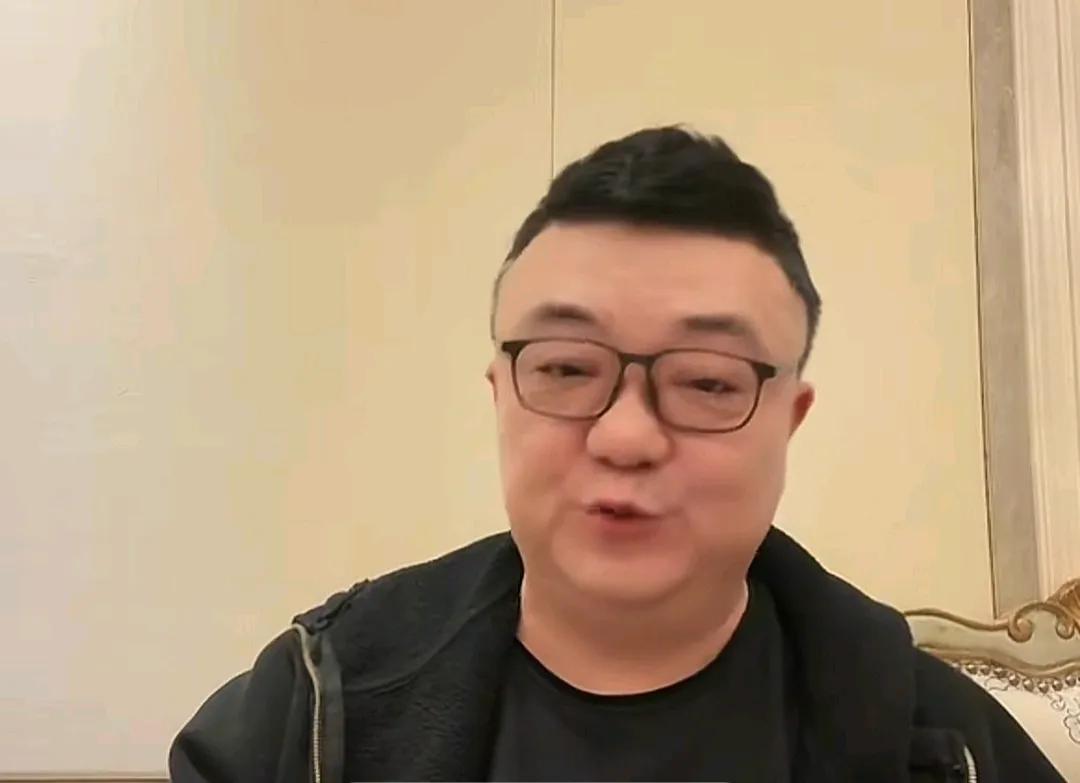 足球媒体人董路表示，中国球员其实有一个最大的短板。董路在直播时表示，从他这几年