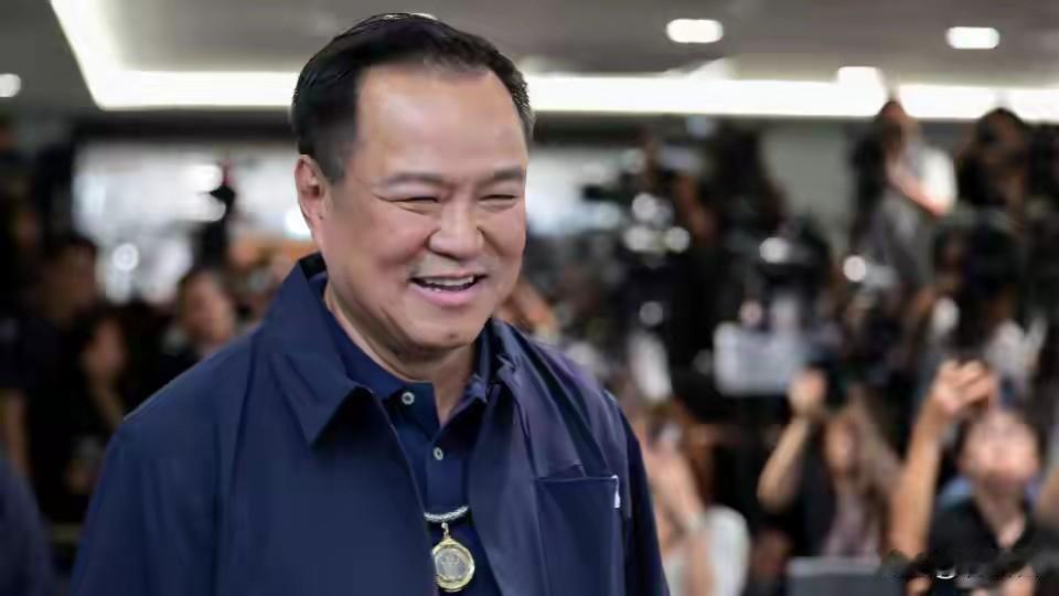 喜欢戴佛牌，看谁都僵硬的笑，阿努廷把自己活成了泰国标杆。很快，他将迎来执政以来第