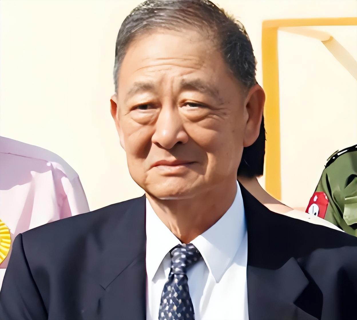 祖籍中国，把海洛因卖遍美国，害了无数人，自己却成为了缅甸首富。这件事单拎出来讲，
