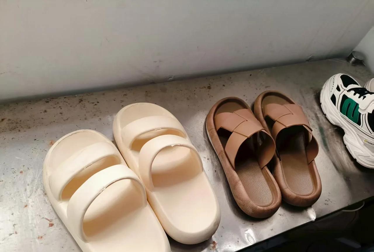 忽然发现，自己连一双能穿出门的鞋都没有。今天下午老师在群里发信息了，说过两天要