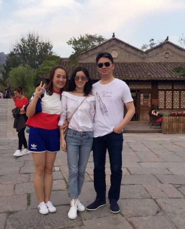 刘强东能力就是强，即使人家脸盲，也不耽误他挑选了一个颜值吊打一大波女星的妻子。章