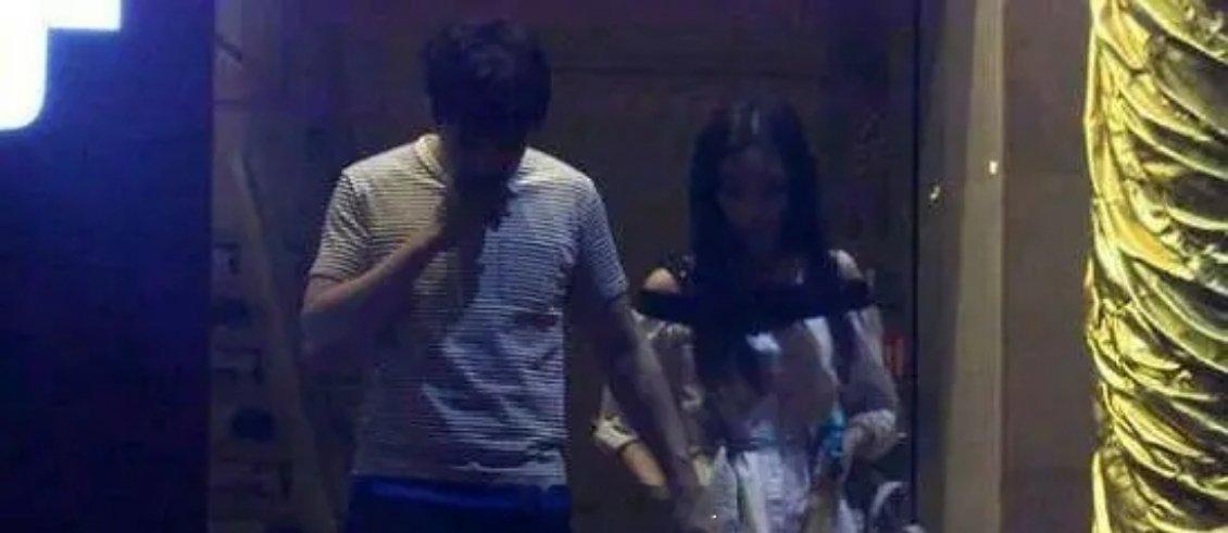 帮大家复习一下孟子义被拍到和翟天临深夜牵手的照片​​​