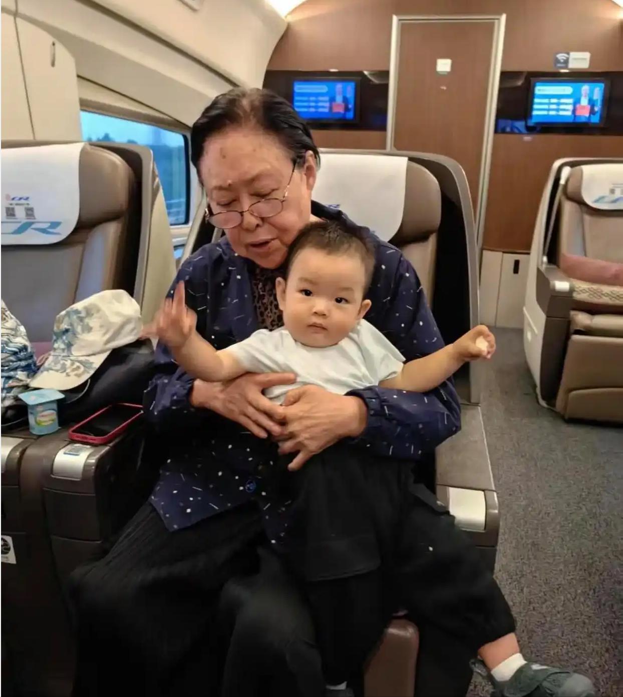 斯琴高娃晚年真让人唏嘘。经历三段婚姻、远嫁瑞士，挚爱她的外籍丈夫病逝后，她拖着伤