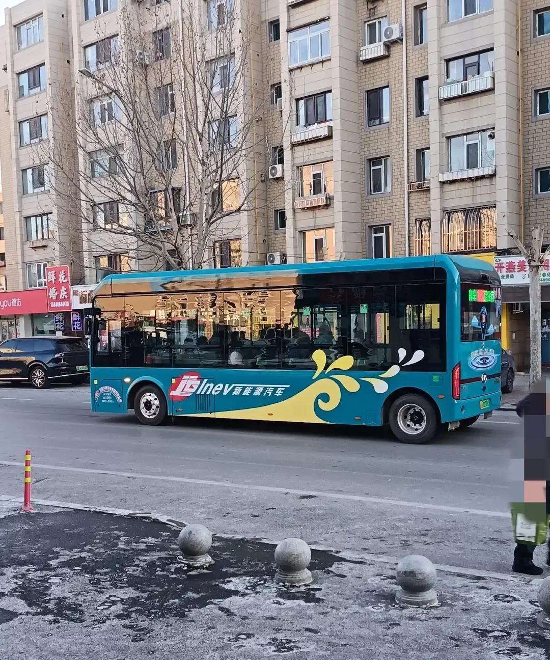 大连1102路突然把大车换成小巴，还把间隔拉到二十分钟。我昨天七点十五在周水子