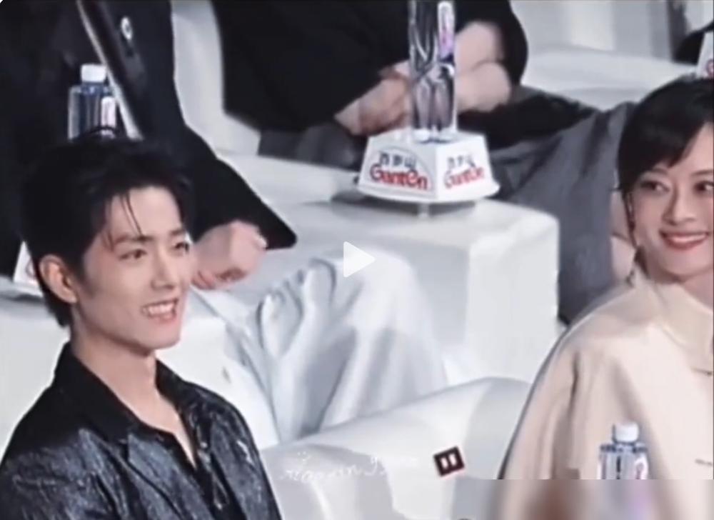 娘娘当面，肖战伸手抓水却抓了个寂寞，那张脸瞬间比红地毯还烫！颁奖台上，他一