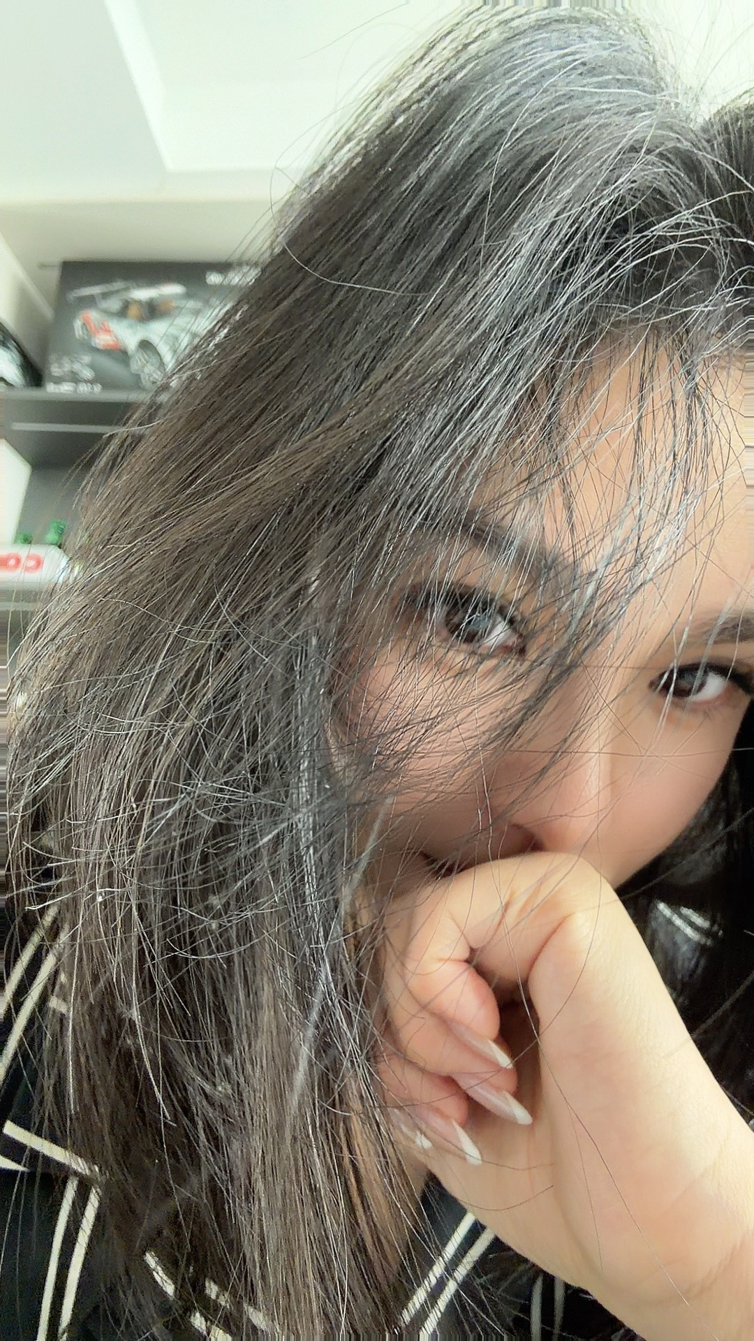 我觉得我不化妆的时候，有点像个男人而且不化妆的时候，毛发更加旺盛……