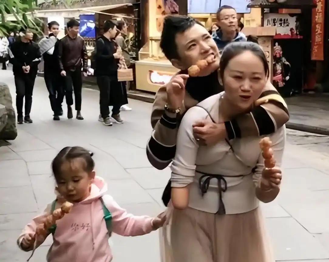 “男人有钱就变坏！”2019年，四川一对连体夫妇爆火。名利双收后，无腿丈夫竟抛弃