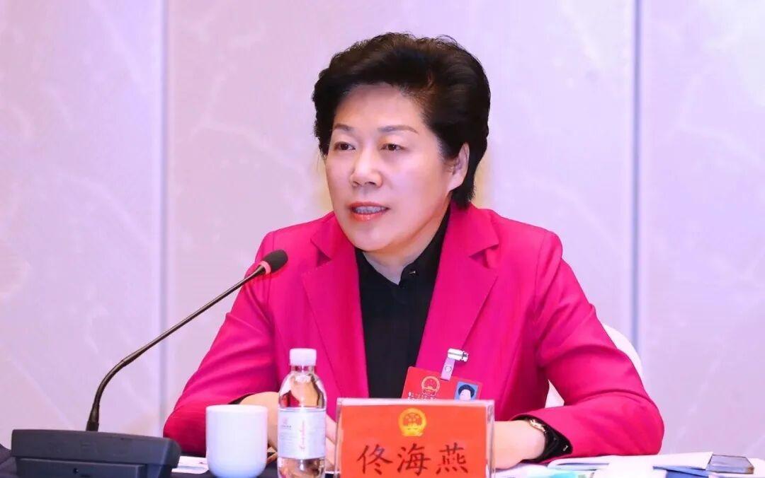 根据清廉之岛刚刚发布的消息，青岛市黄岛区人大常委会一级巡视员佟海燕涉嫌严重违纪违