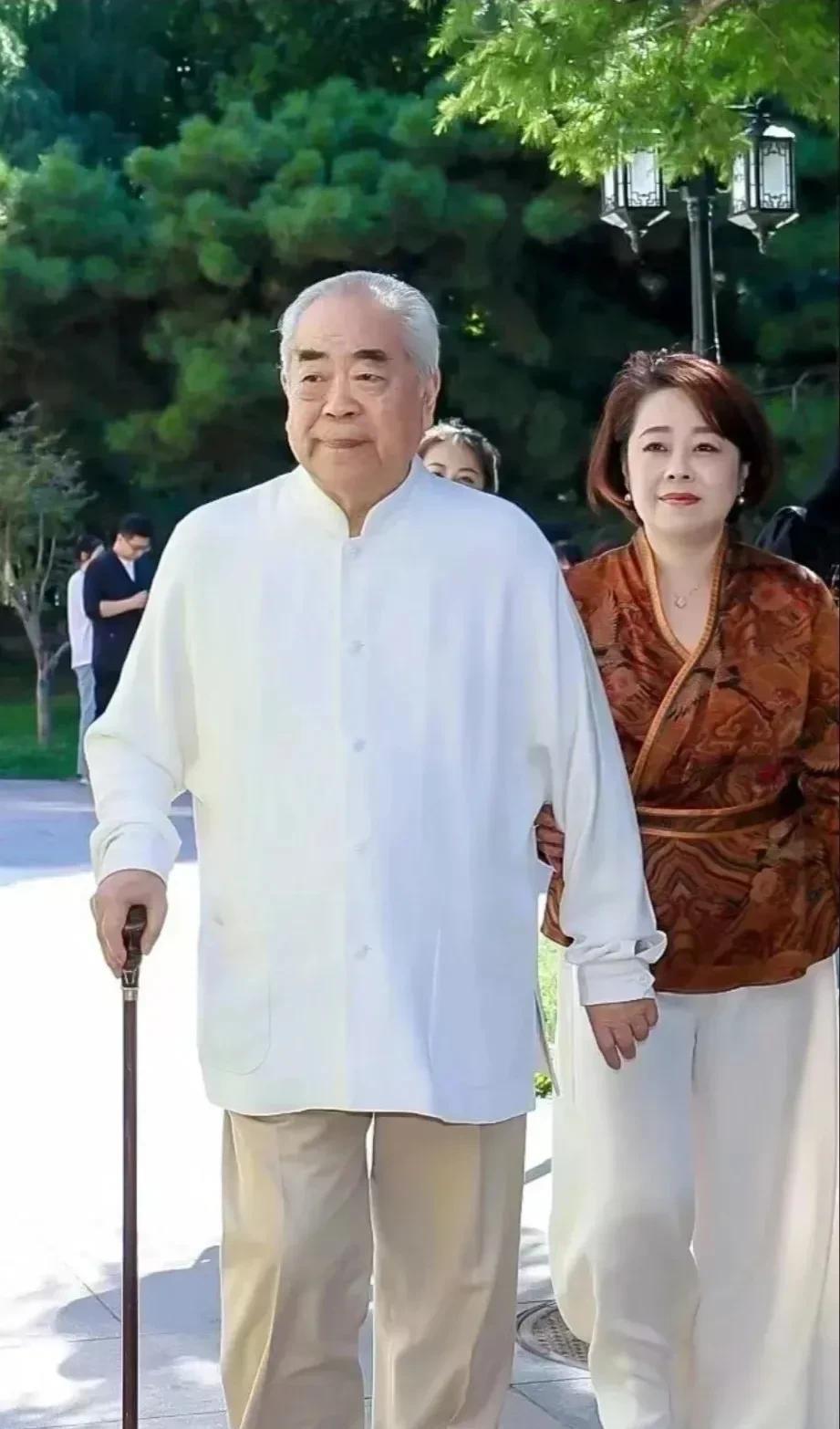 范曾范晓慧之间的父女关系非常微妙。范晓慧是范曾与第二任妻子边宝华所生，也是范曾