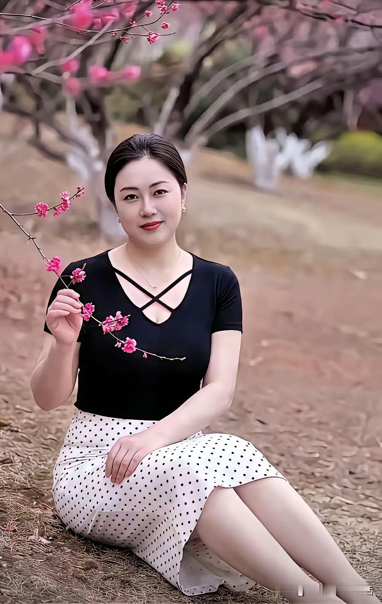 水仙子·世情戏笔休嘲汉子太贪花，自古阴阳作冤家。若将色胆都摘下，俏嫦娥也