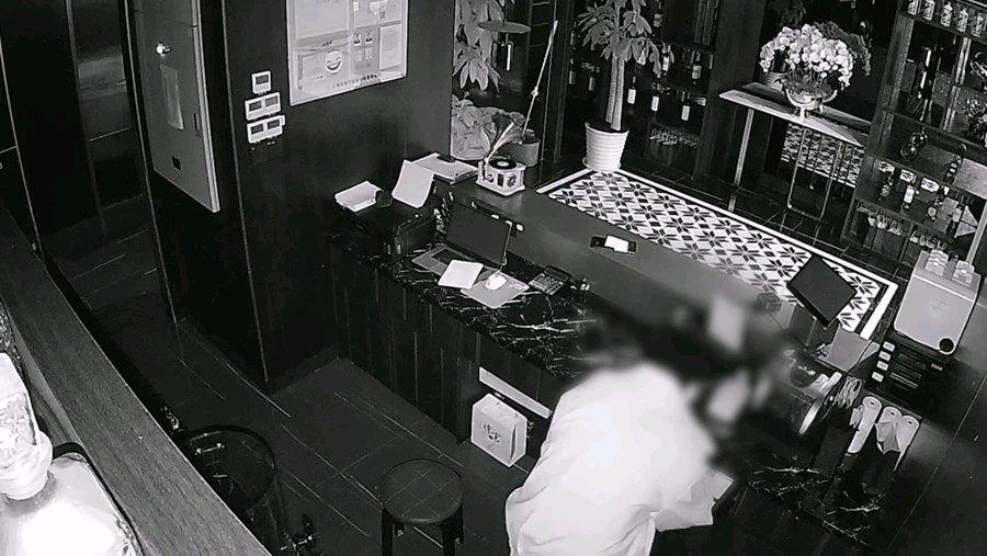 真的要被这些自作聪明的小偷笑到了，以为换装、蒙脸就能逃过大楼里的监控天眼？前阵