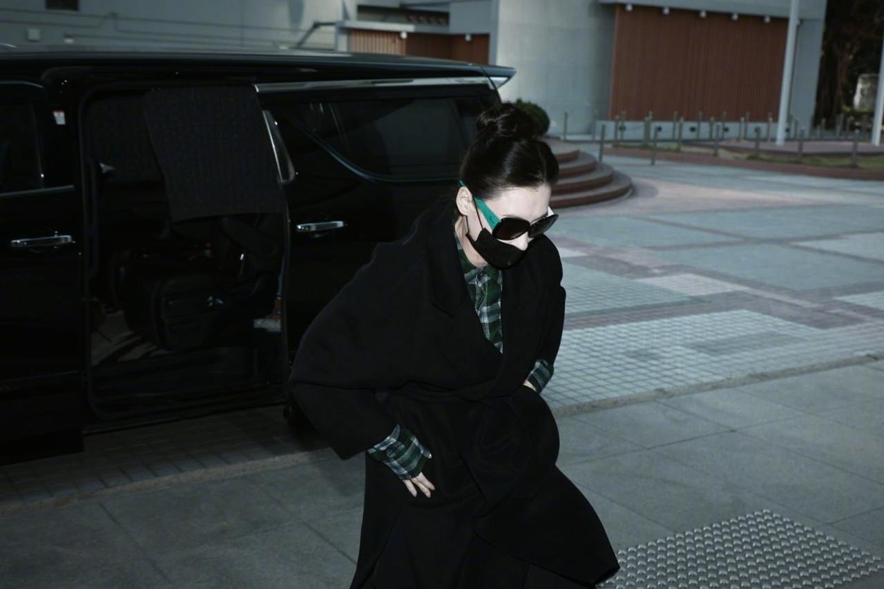 张柏芝：出庭即出图，勇敢坦荡为自己出征2025年12月，张柏芝现身与前经纪人