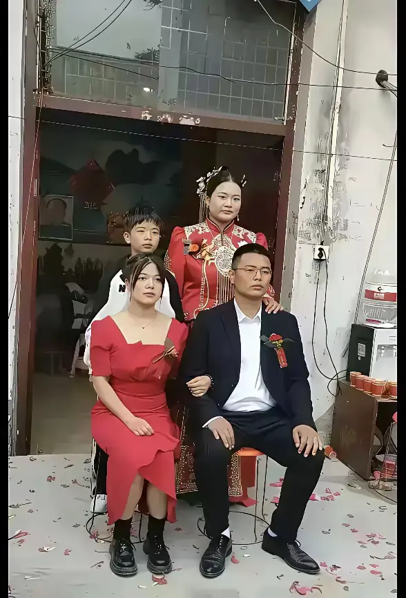 到底哪个是新娘啊？是不是衣服穿错了