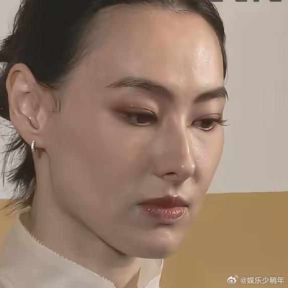 眼神是不会撒谎的，一个人过得开不开心其实很明显。虽然很多人都羡慕梁洛施年纪轻