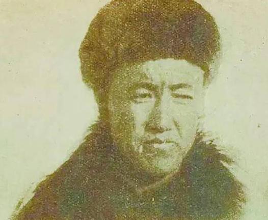 1932年抗联将领王德林去大地主戴万龄家募捐时，戴万龄突然叫出200多名持枪壮汉